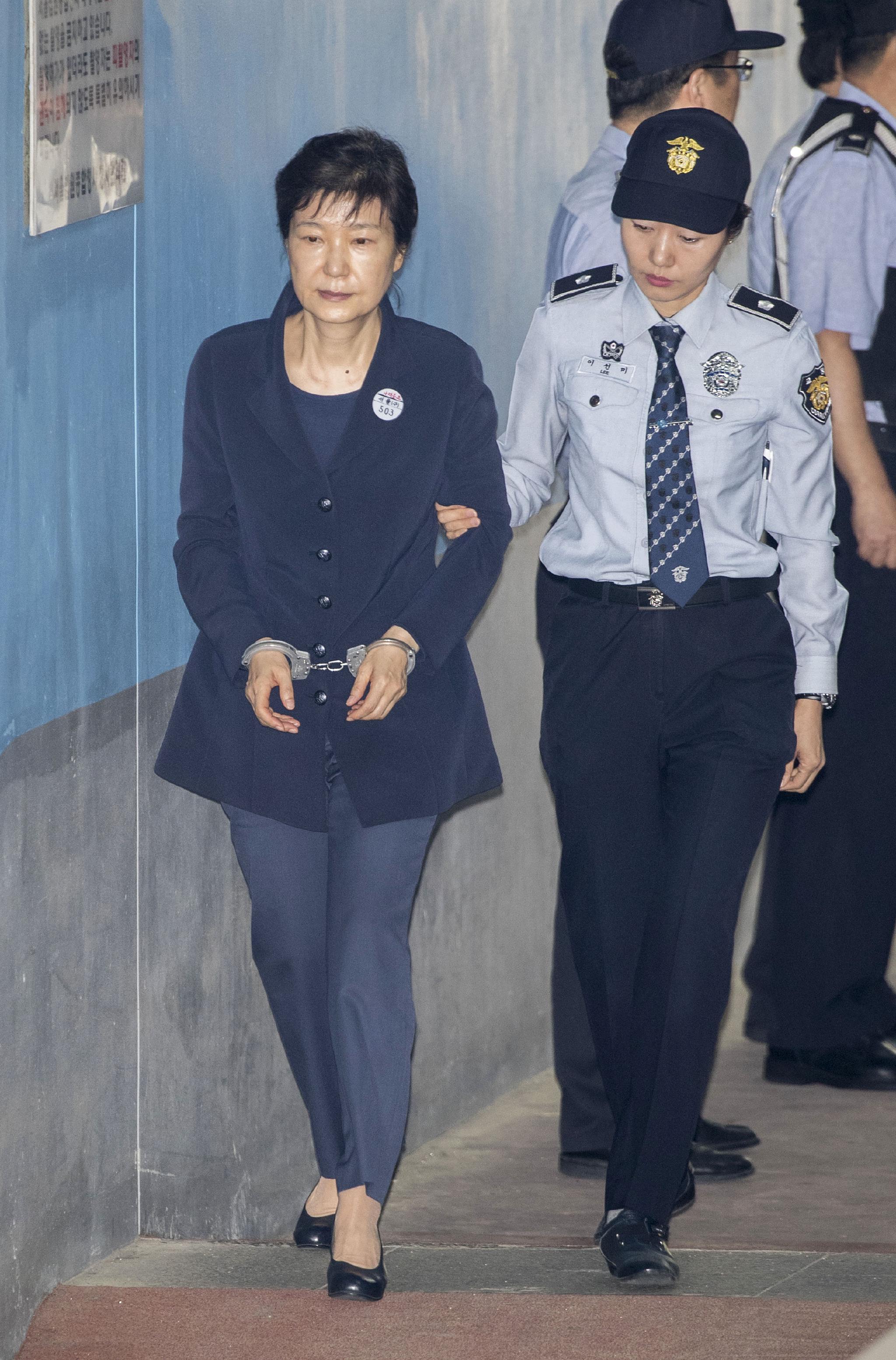 朴槿惠戴手铐出庭受审