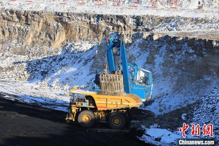 图为在准格尔露天煤矿行驶的无人驾驶卡车。　准能集团供图