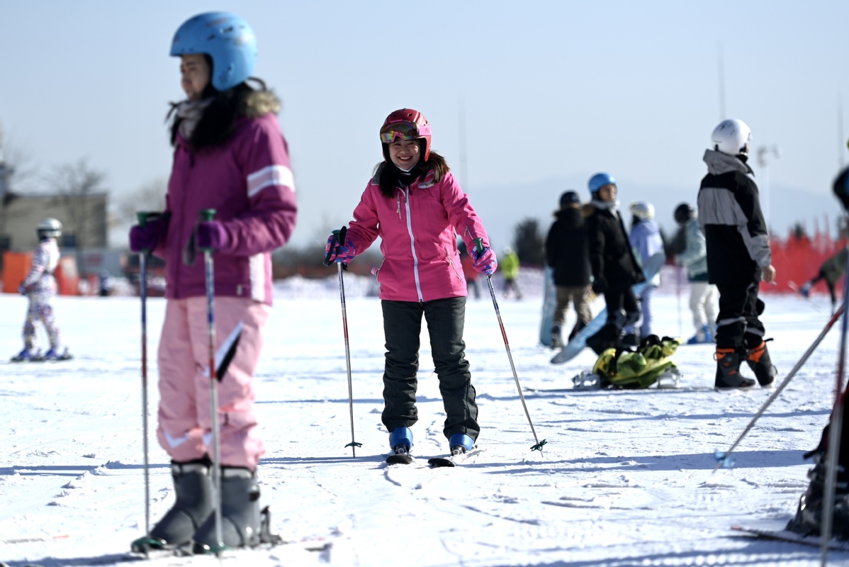 北京延庆区石京龙滑雪场，市民参与体验滑雪。（中国日报记者 魏晓昊 摄）