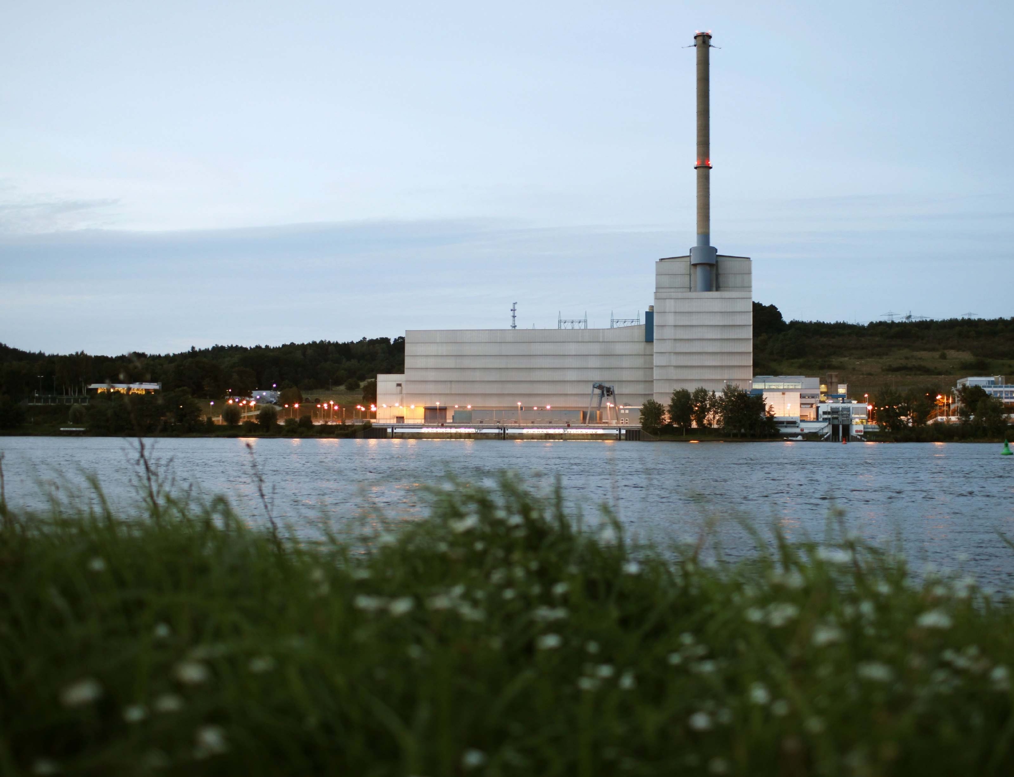 这是位于德国汉堡附近的小城盖斯特哈赫特的一座核电站 新华社 图文无关