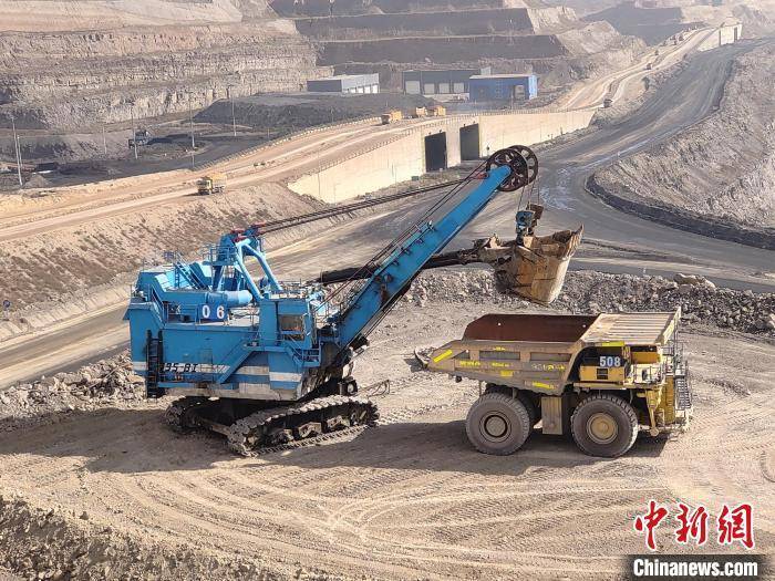 图为在准格尔露天煤矿行驶的无人驾驶卡车。　准能集团供图