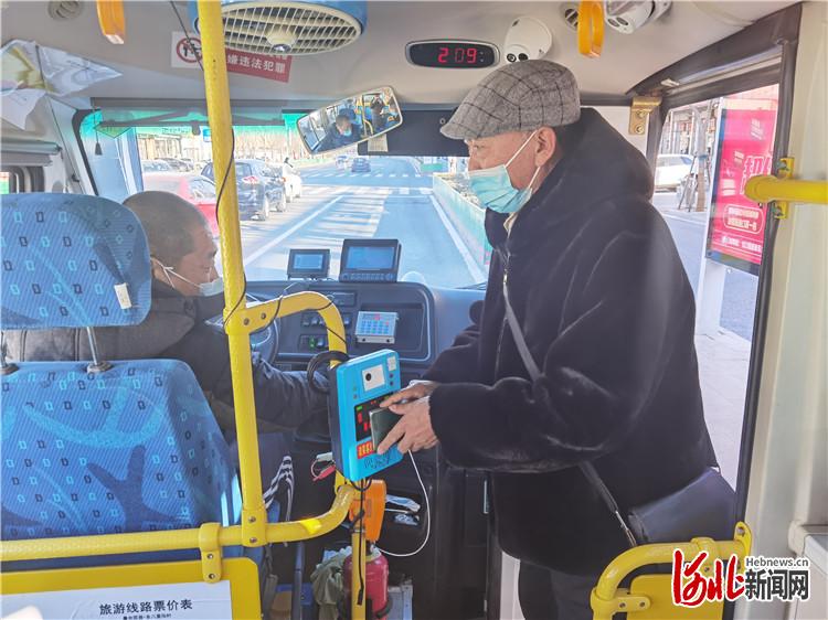 图为三河市市民刷卡乘坐公交车.