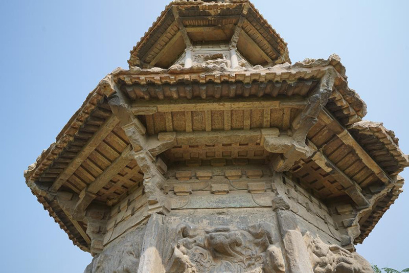 赞皇治平寺石塔上的仿木结构石雕.河北日报资料片