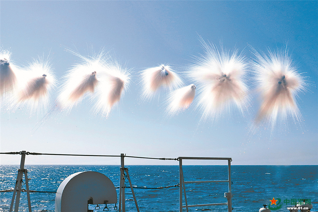 砺剑沧海！直击海军某护卫舰支队多型武器实射训练_手机新浪网