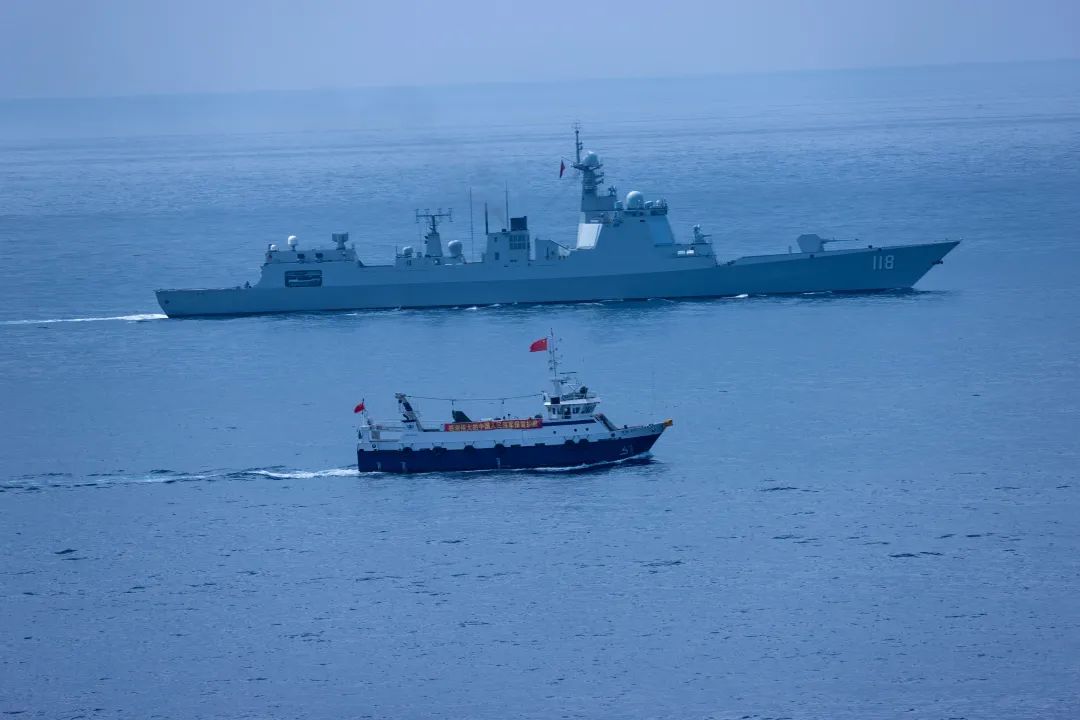 乌鲁木齐舰为8艘中国籍船舶护航