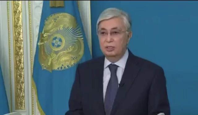 哈萨克斯坦总统接受政府辞职，宣布两地进入紧急状态