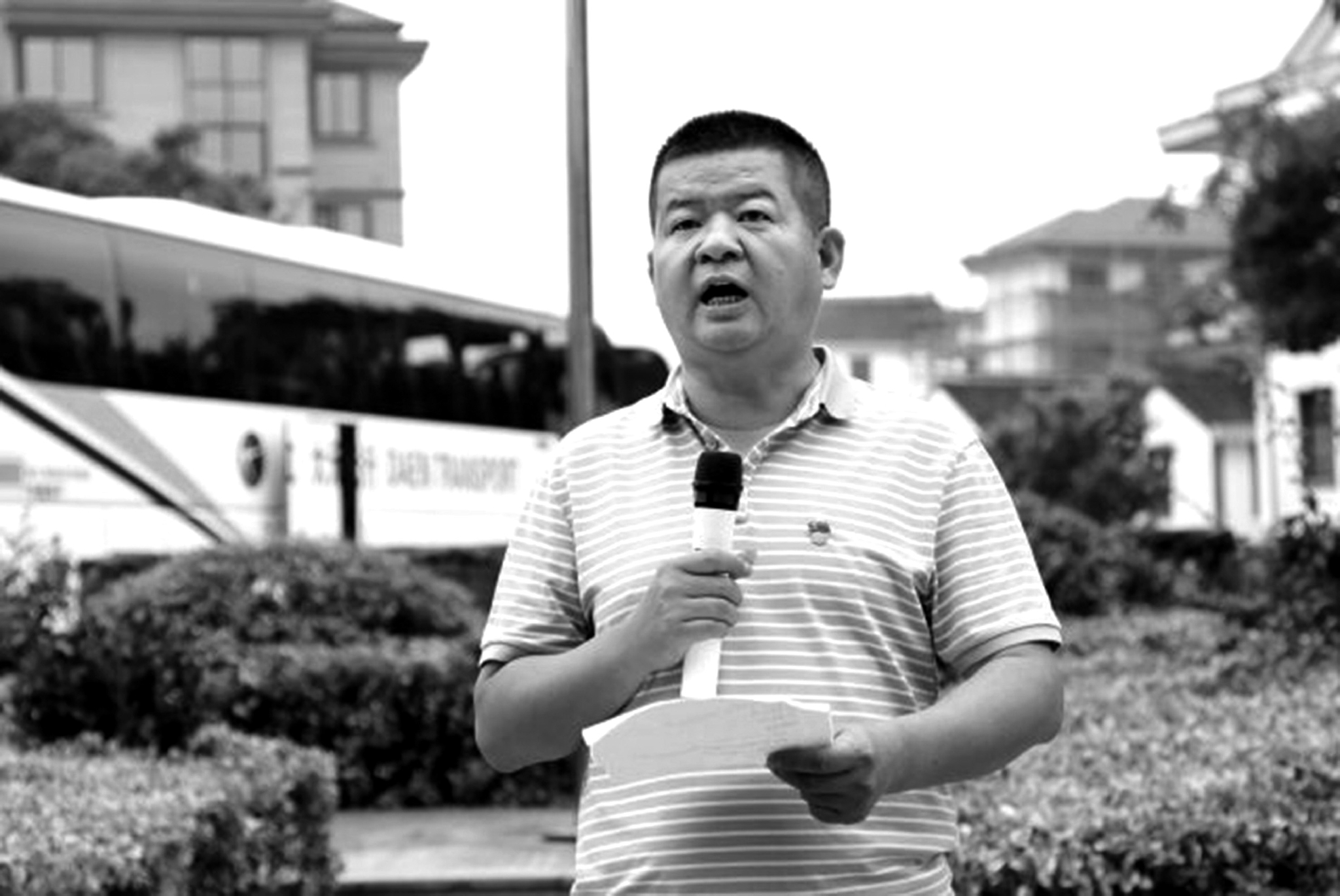 海宁市尖山新区(黄湾镇)尖山村党委书记,村民委员会主任,1993年入伍