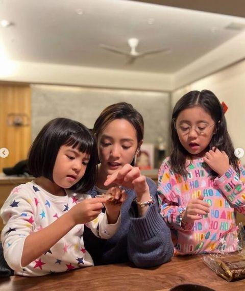 贾静雯晒家庭聚会照三个女儿齐出镜画面温馨有爱