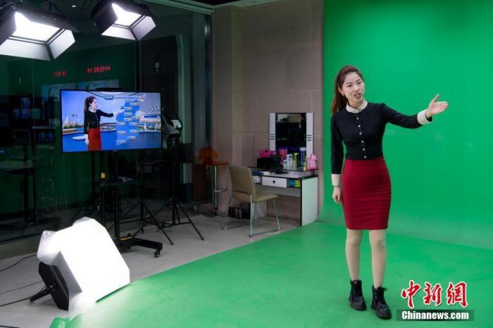 资料图：山西省太原市，天气预报节目主播在播报当日的气象信息。中新社记者 韦亮 摄