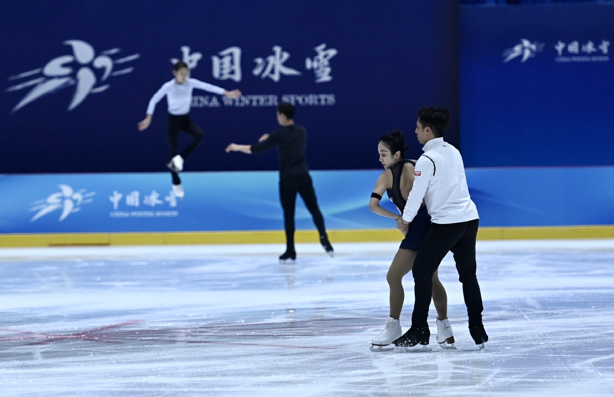 花样滑冰国家队队员隋文静（右二）/韩聪（右一）在训练中。（中国日报记者 魏晓昊 摄）