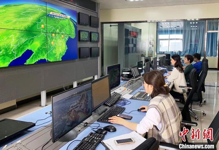 资料图：2021年春节期间，气象工作者将坚守岗位。张晓霞 摄