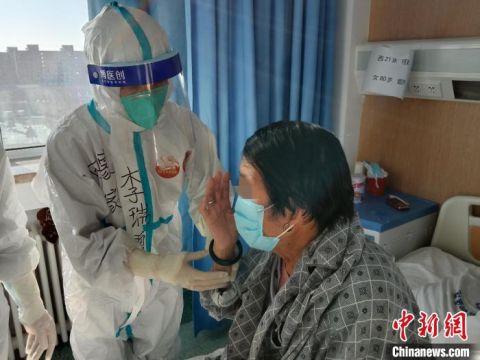 图为李瑞霞在内蒙古自治区定点医院救治新冠患者。　受访者供图