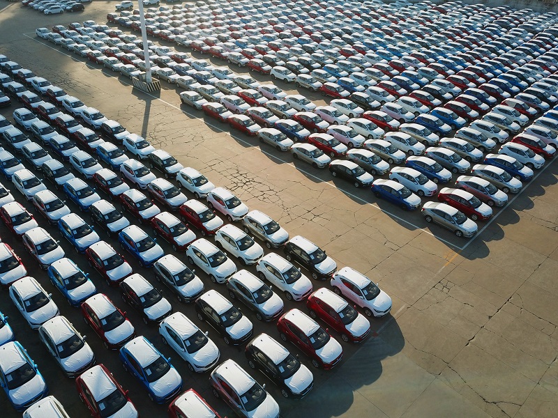 江苏连云港：国产汽车等待装船出口海外。图片来源：视觉中国