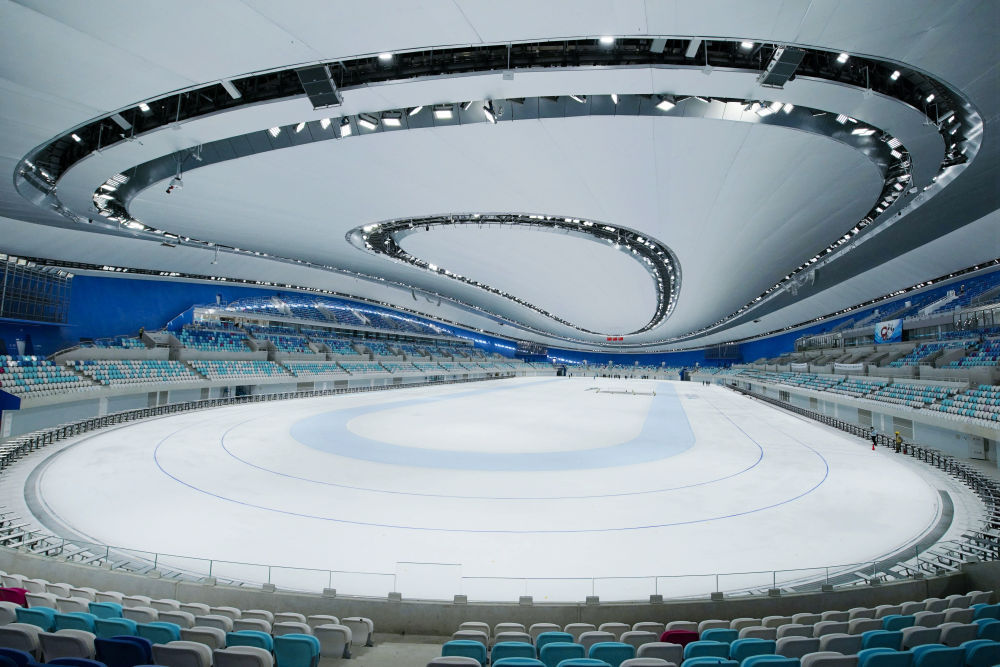 ↑这是2021年5月8日拍摄的“冰丝带”国家速滑馆冰面。国家速滑馆1.2万平方米的冰面是二氧化碳制成的“最环保的冰”，在绿色、环保、可持续方面为奥运会树立新标杆。