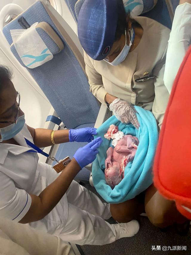 外国一产妇在飞机上诞下婴儿后将其遗弃在机舱厕所目前已被捕