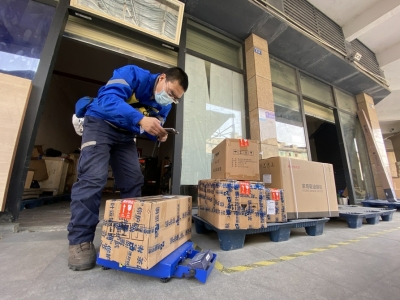 某快递公司工作人员正在派件。（资料图）