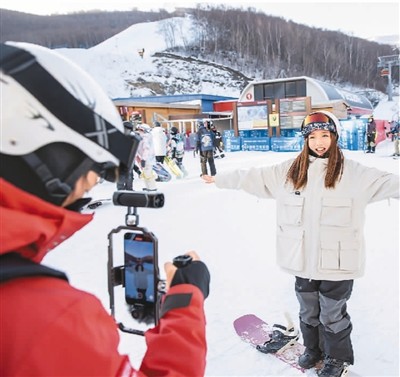 短视频博主在雪场录制视频。新华社记者 吴 壮摄