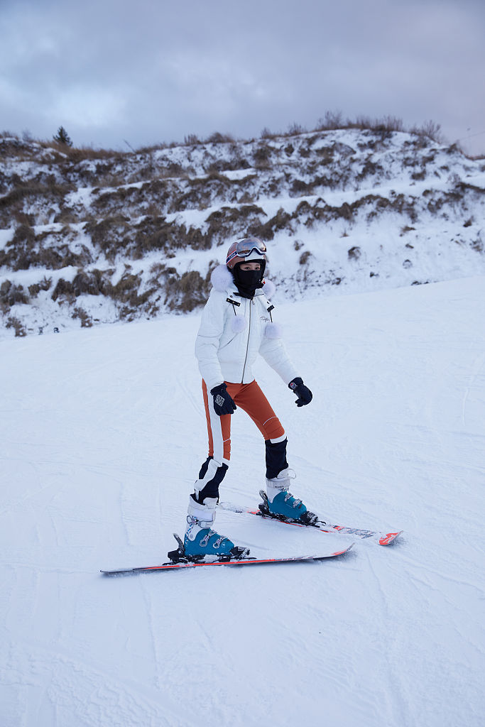 张钧甯滑雪大片帅气十足踩单板展酷飒风采