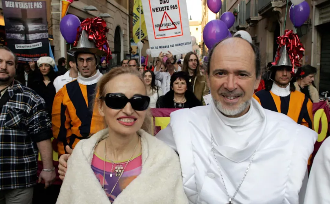 正在游行的"雷尔教派"教徒 来源:雅虎新闻