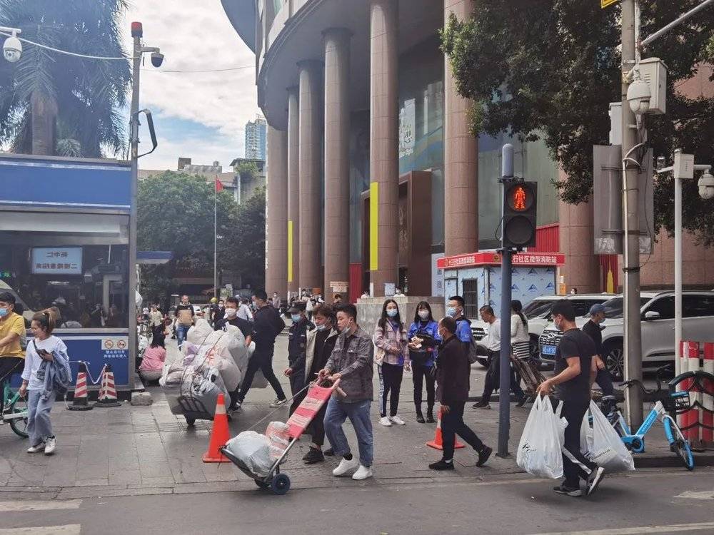 图&nbsp;| 新中国大厦前来往的人群