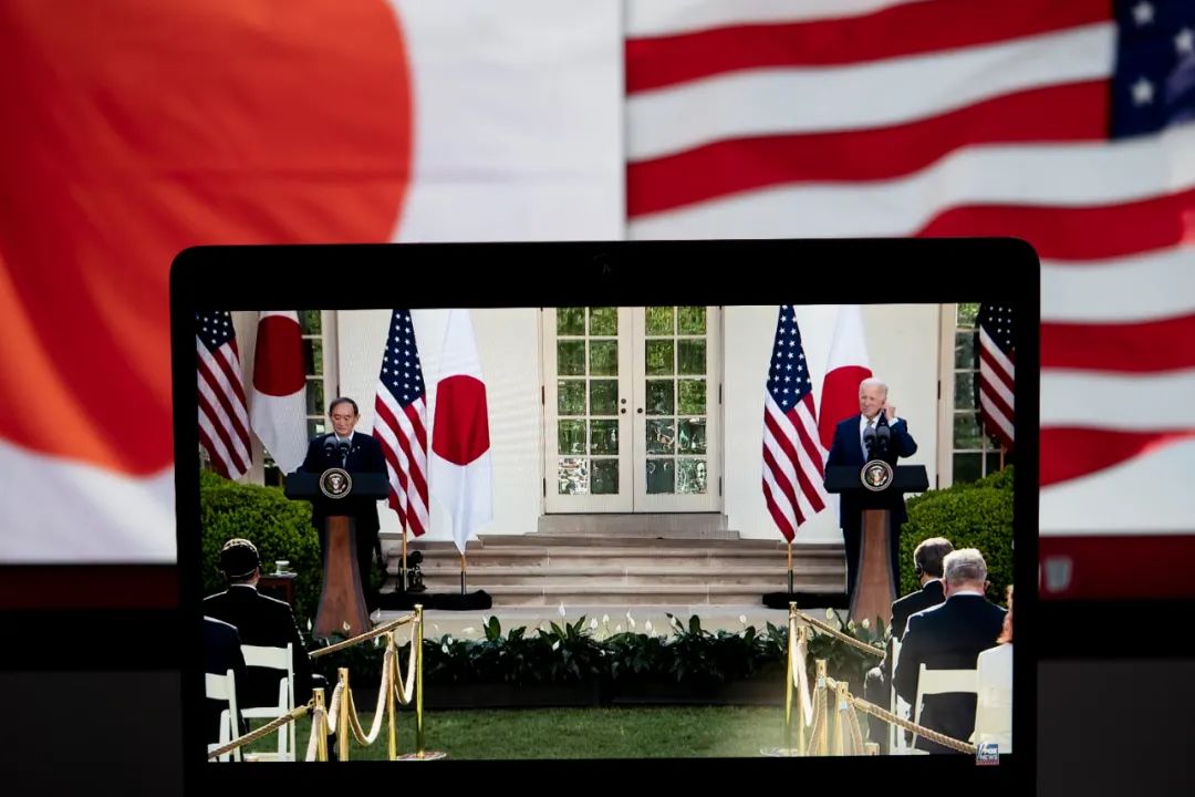 2021年4月16日拍摄的直播画面显示，美国总统拜登（右）与到访的时任日本首相菅义伟在美国华盛顿白宫举行联合记者会。新华社记者 刘杰 摄
