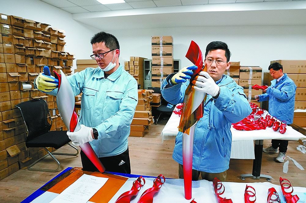 图为上海石化冬奥火炬量产团队元旦期间组装火炬“飞扬”。李英豪 摄