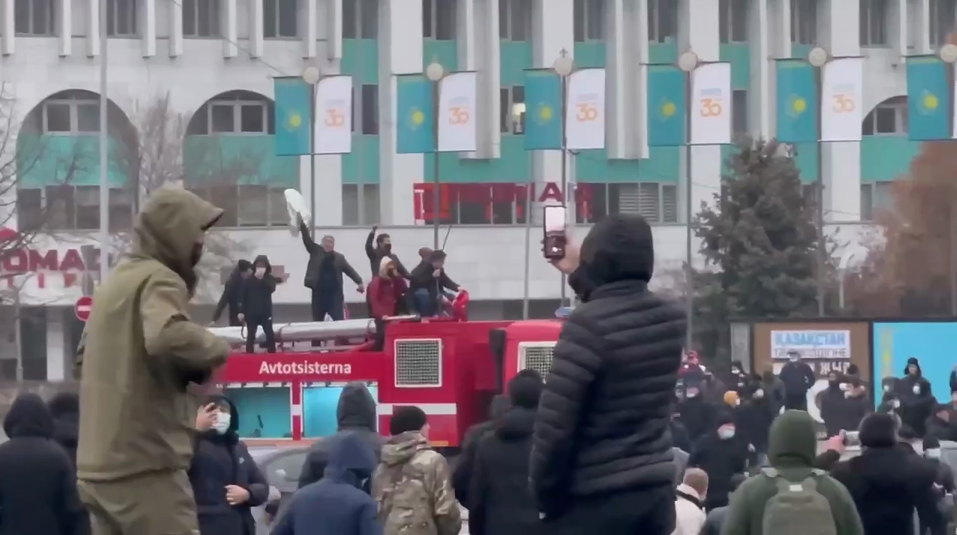 哈萨克斯坦多地进入紧急状态 俄议员：不稳定局势可能会被西方利用