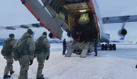 俄维和部队全副武装登上军用运输机 飞赴哈萨克斯坦