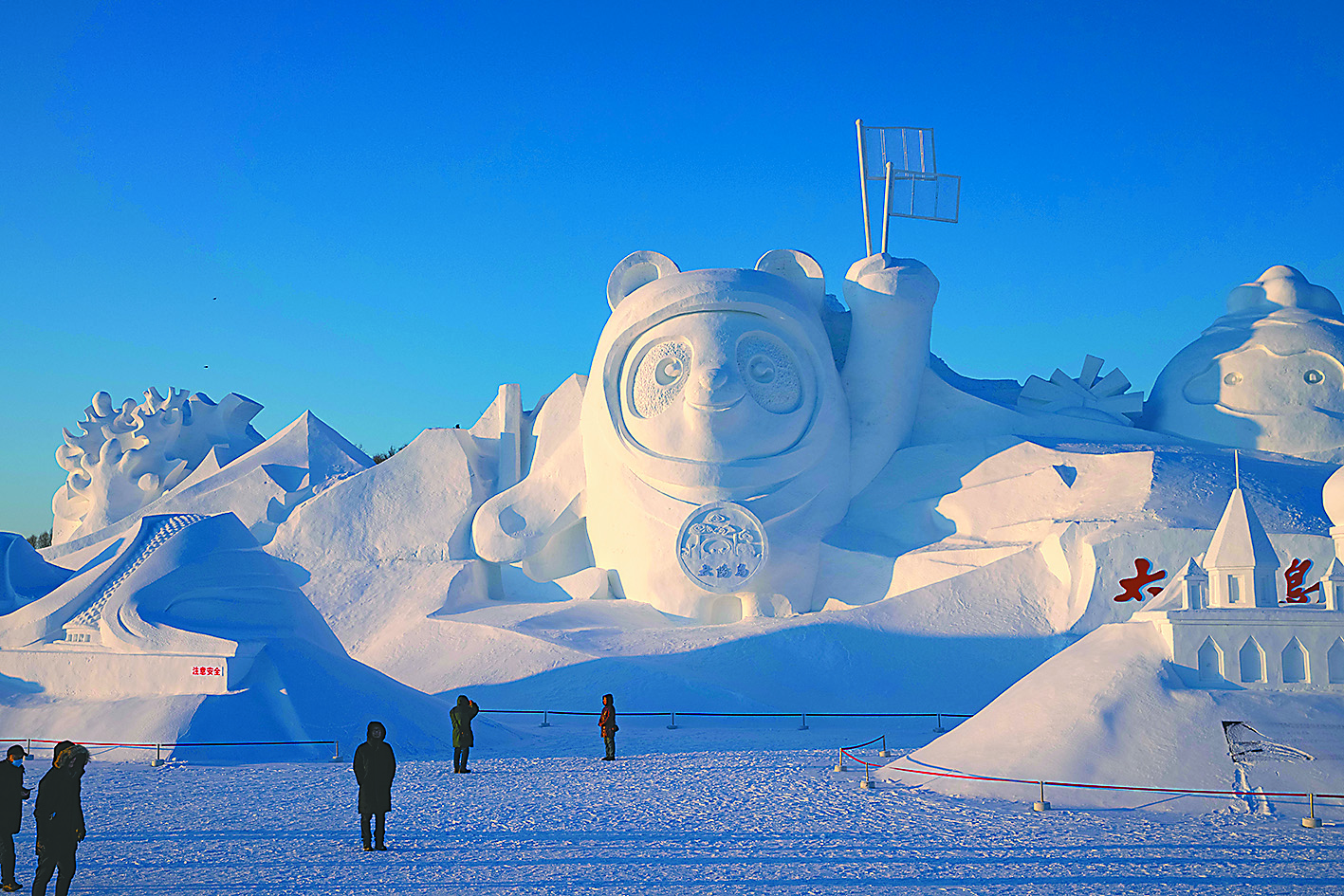 新年假期,冰城哈尔滨的各处冰雪景点吸引市民和各地游客前来游玩观赏.