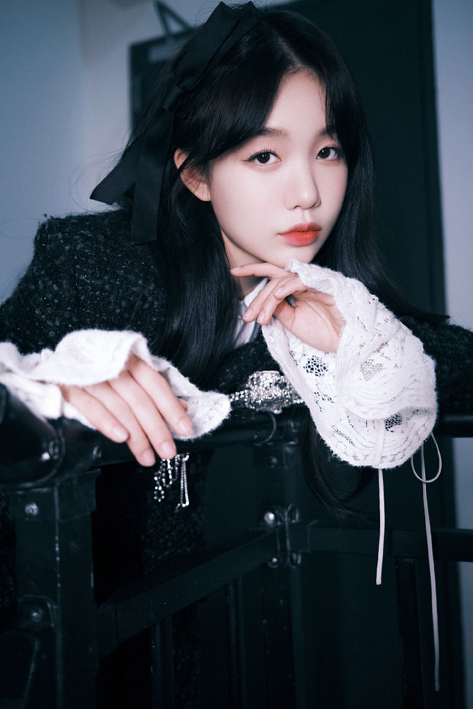 徐梦洁录制我的小尾巴2蝴蝶结发饰搭配小西装典雅精致