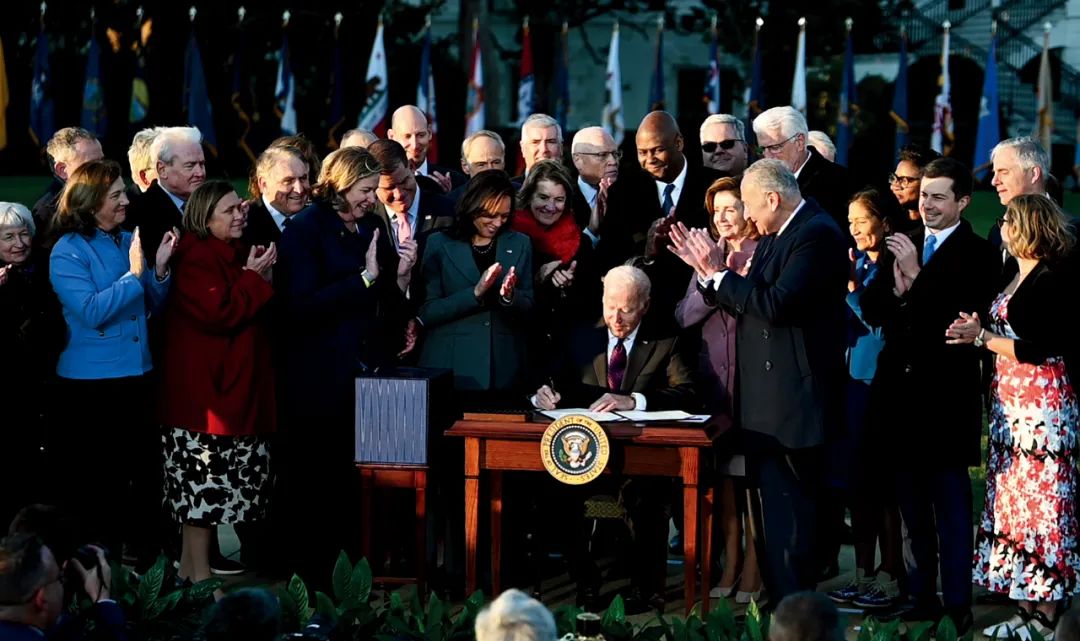 2021年11月15日，美国总统拜登在白宫签署《基础设施投资和就业法案》。摄影/本刊记者 陈孟统