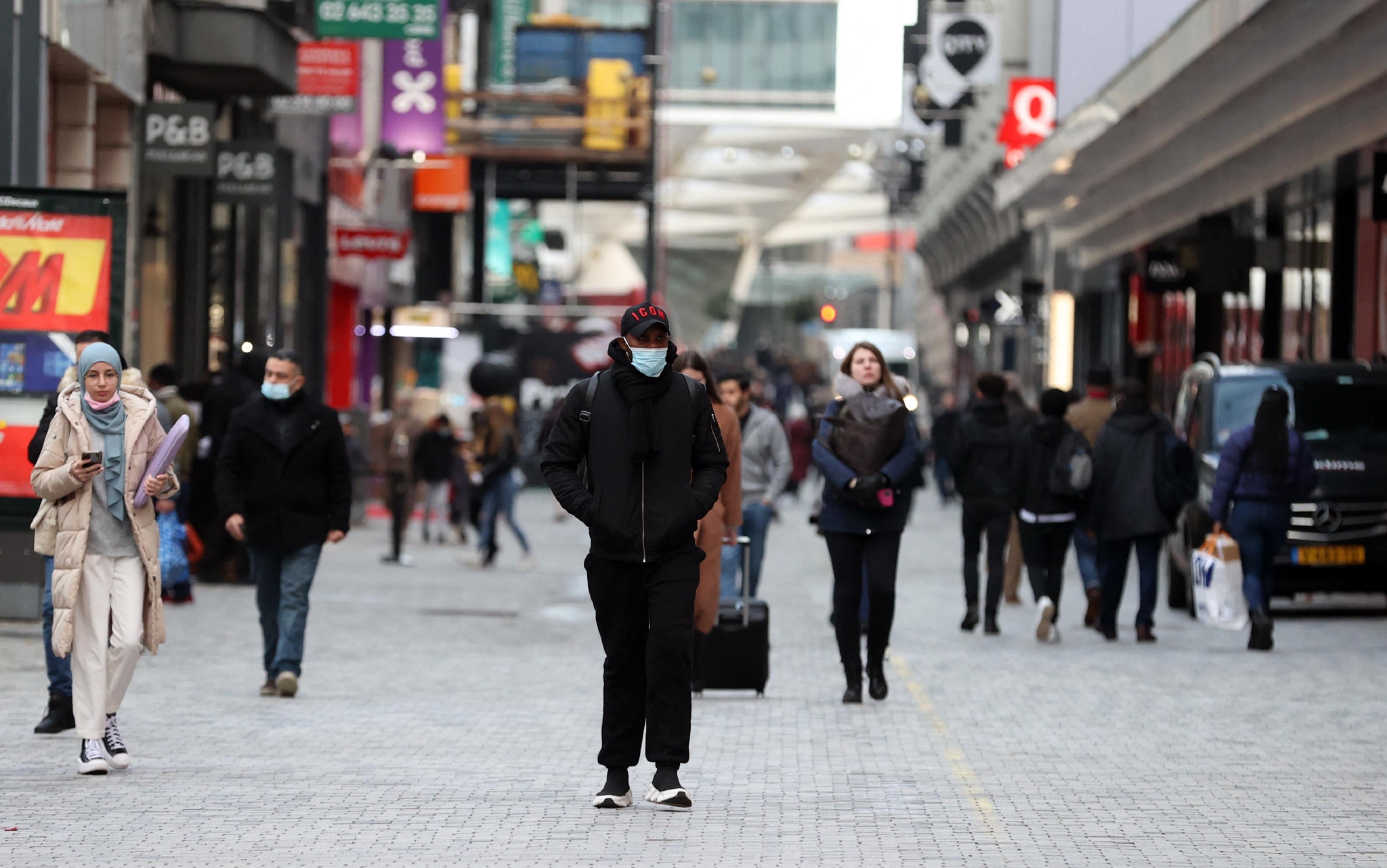 比利时单日确诊人数超27万创新高民众戴口罩出行