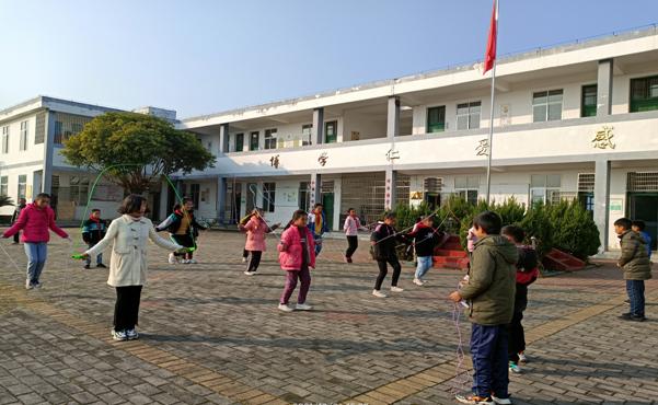 赣州市南康区龙华镇中心小学:助力"双减" "绳"采飞扬