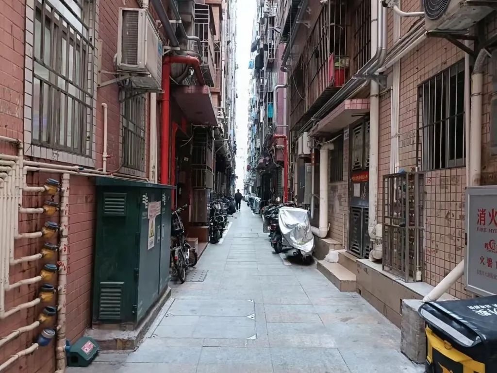 城中村综合整治后的黄贝岭村"握手楼"的街巷一角