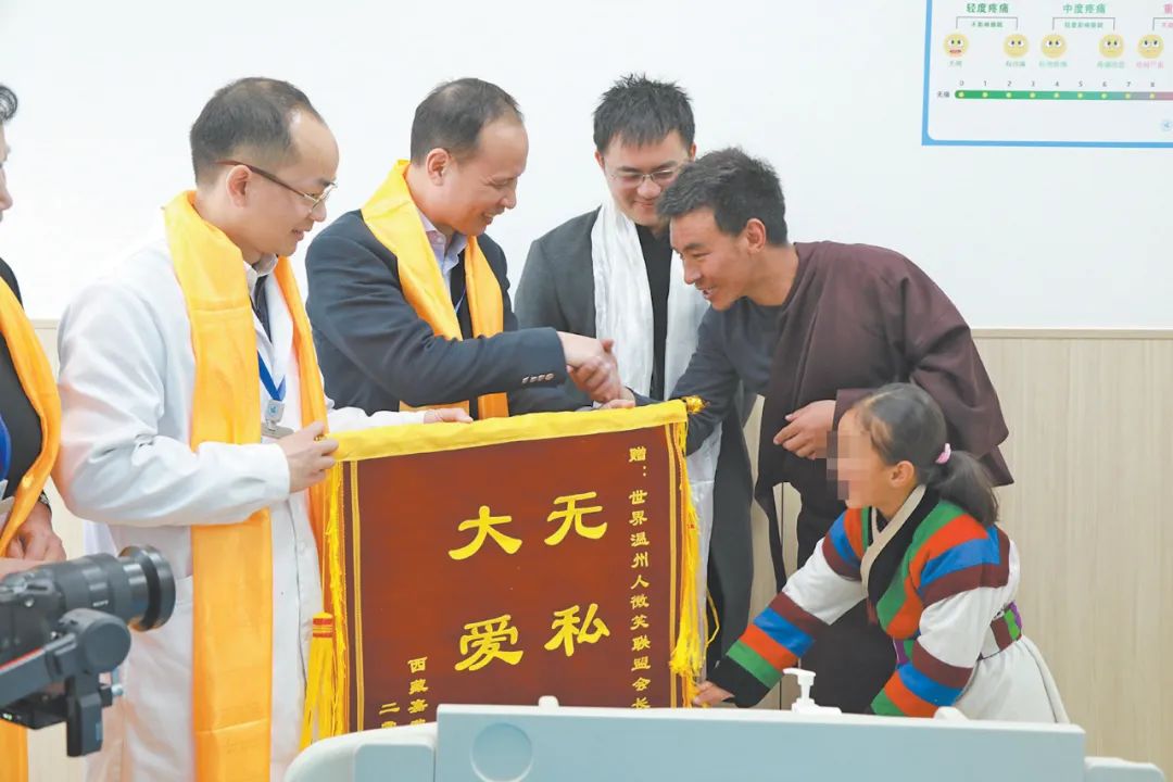 索朗曲培向医务人员送上锦旗.温医大附属口腔医院 供图