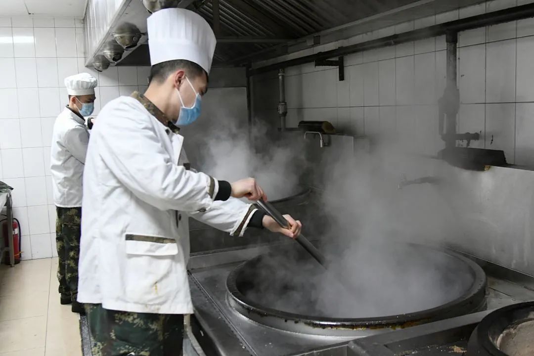 "展开激烈角逐参赛炊事员们围绕刀工,烹饪,面点等内容第三届"砺剑