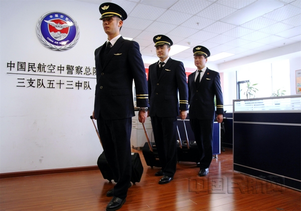 2022年北京冬奥会开幕在即,同年1月起,南航贵州公司全体空警,安全员对