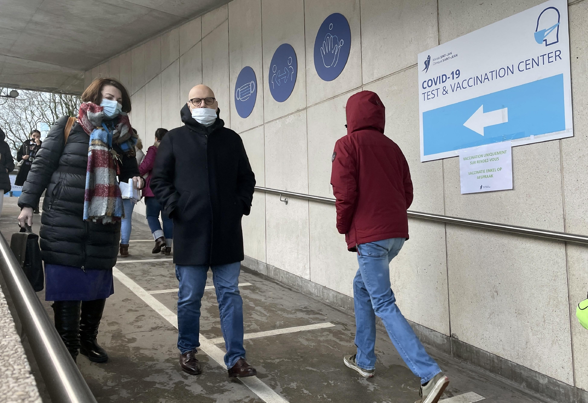 当地时间2022年1月6日,比利时布鲁塞尔,行人们戴着