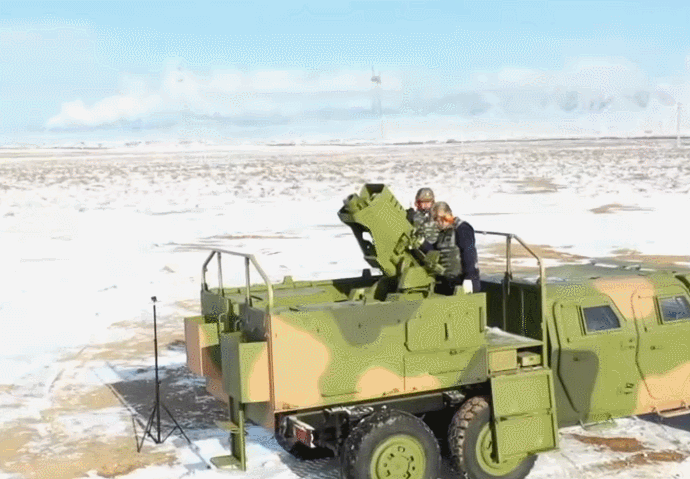 图片说明：新型迫击炮系统正中靶心 央视截图