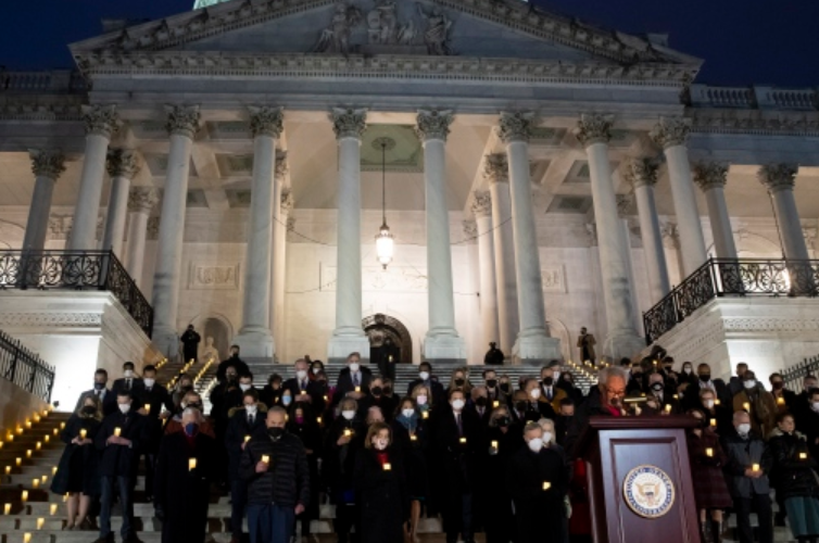 美国会议员持蜡烛纪念国会骚乱一周年 共和党无人出席