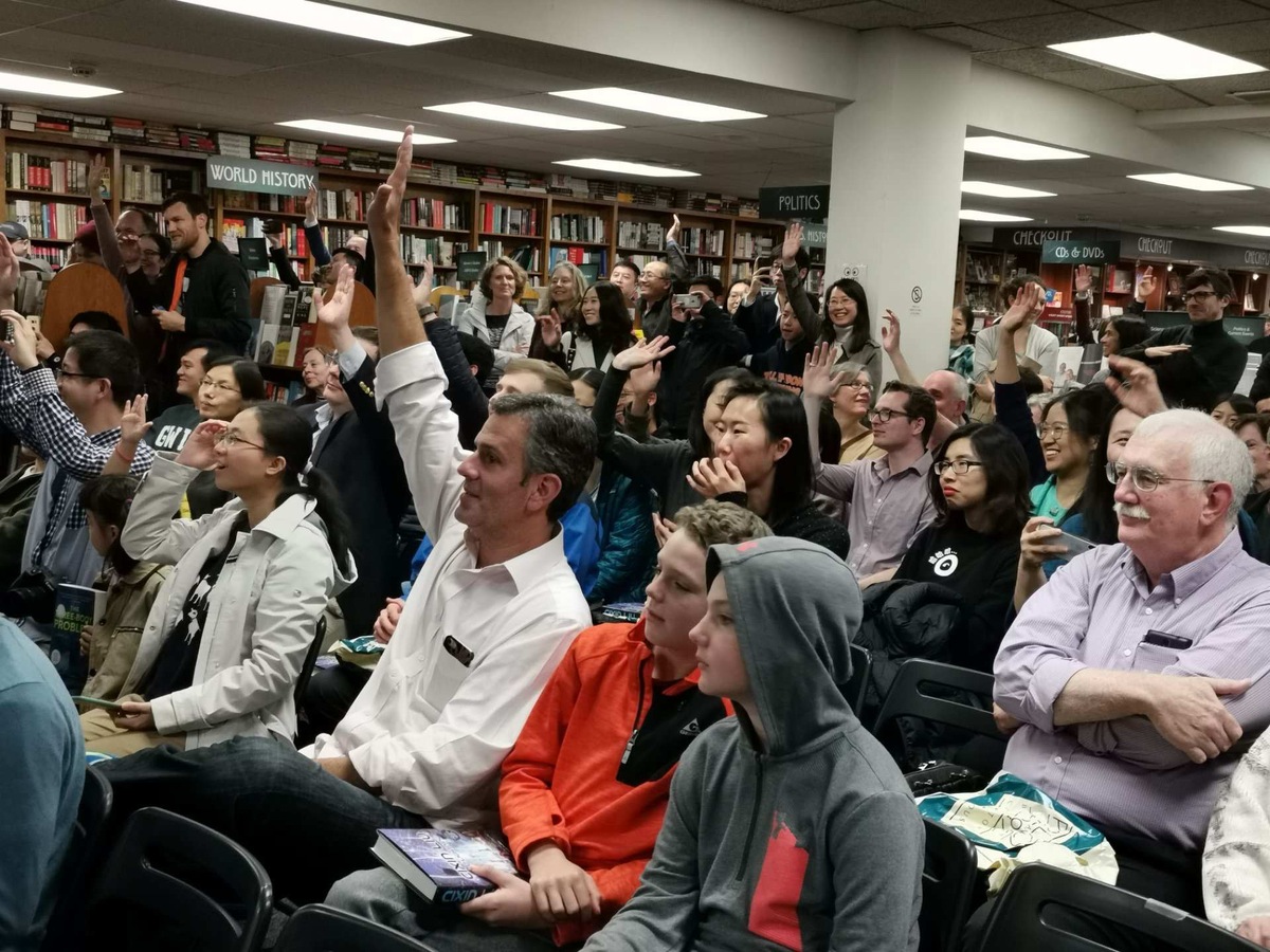 刘慈欣在华盛顿一家书店举办读者见面会，当地读者踊跃提问。
