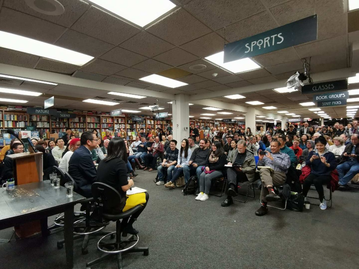 刘慈欣在华盛顿一家书店举办读者见面会，读者挤爆书店。