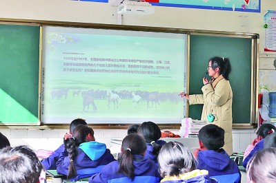 西南民族大学学生陈莹在四川阿坝州红原县中学开展民族团结教育。何思琪摄/光明图片