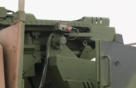 图片说明：新型迫击炮系统自动调炮 央视截图