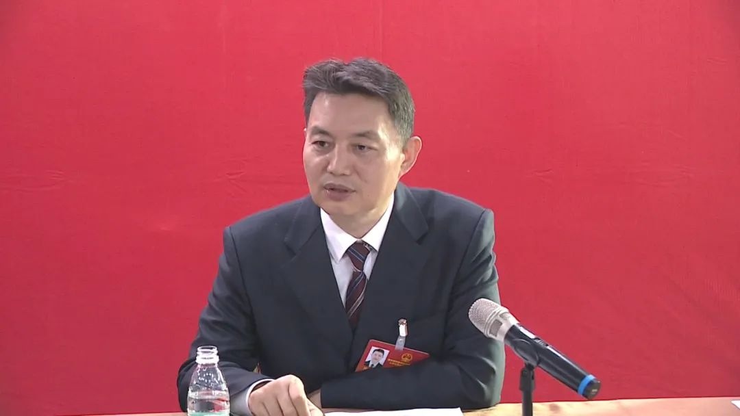 县委书记 穆克瑞"经济发展的前提下,有了钱了就要多做一些安居房,让每