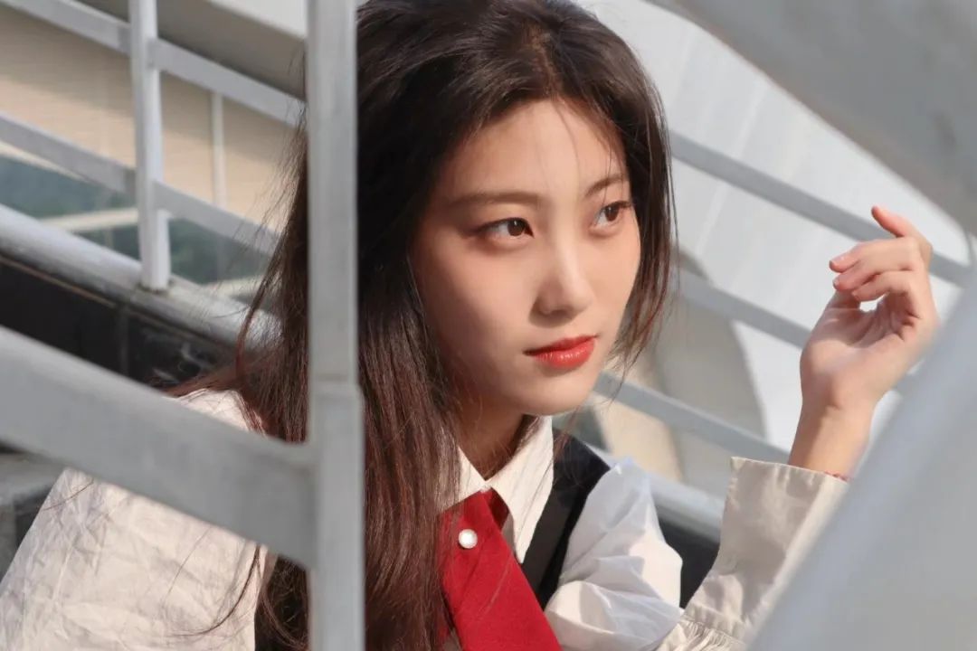 腰带一分为二廓形中游离着克制的美经典黑的同色搭配摄影 刘雨轩模特