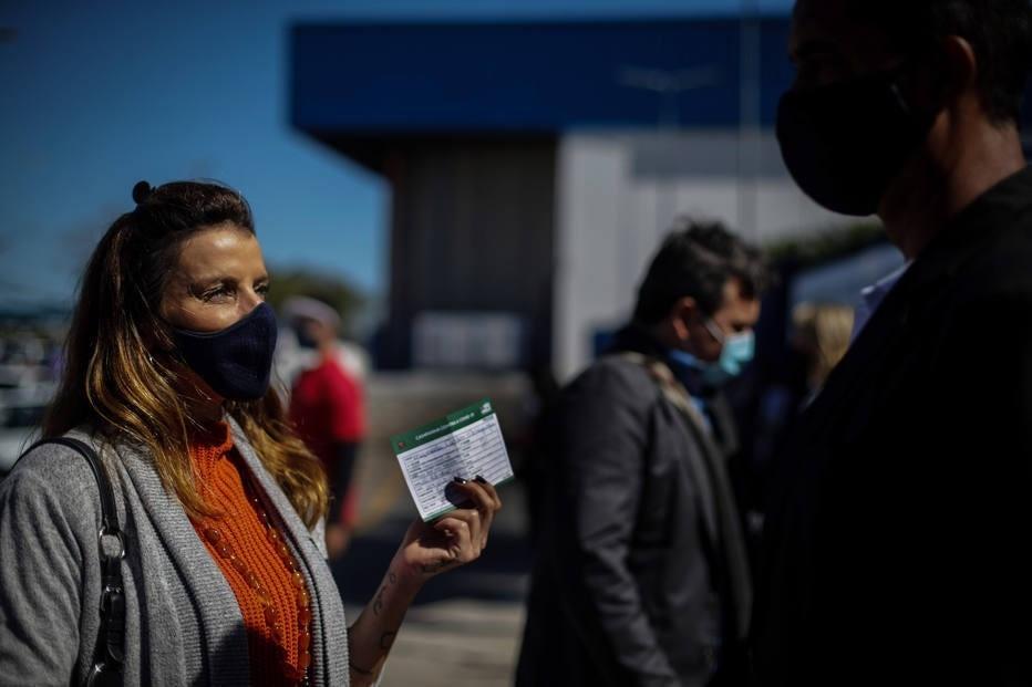 △圣保罗市居民在进入公共场所时出示疫苗护照 （图片来源：《圣保罗州报》）