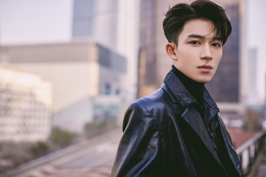 王星越周大福品牌主题展写真沉稳有型穿皮衣西装摩登潇洒