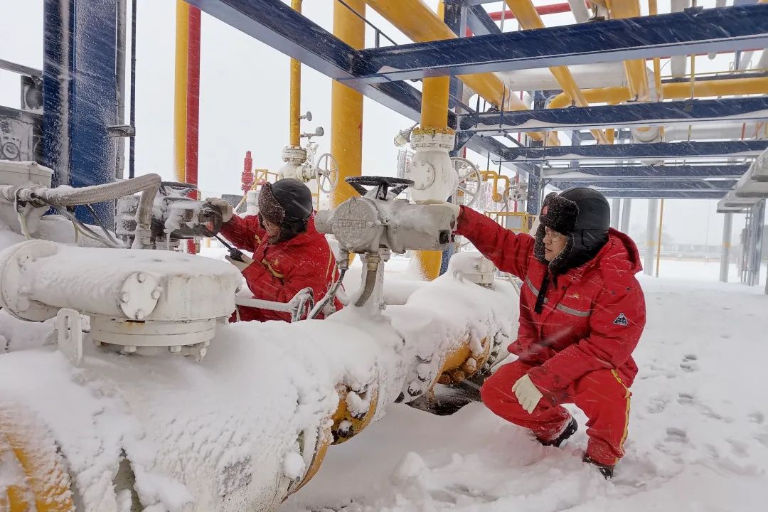 The employees at the post went to the production site to conduct inspections against the wind and snow to monitor various production data.Photo by Wu Yajuan