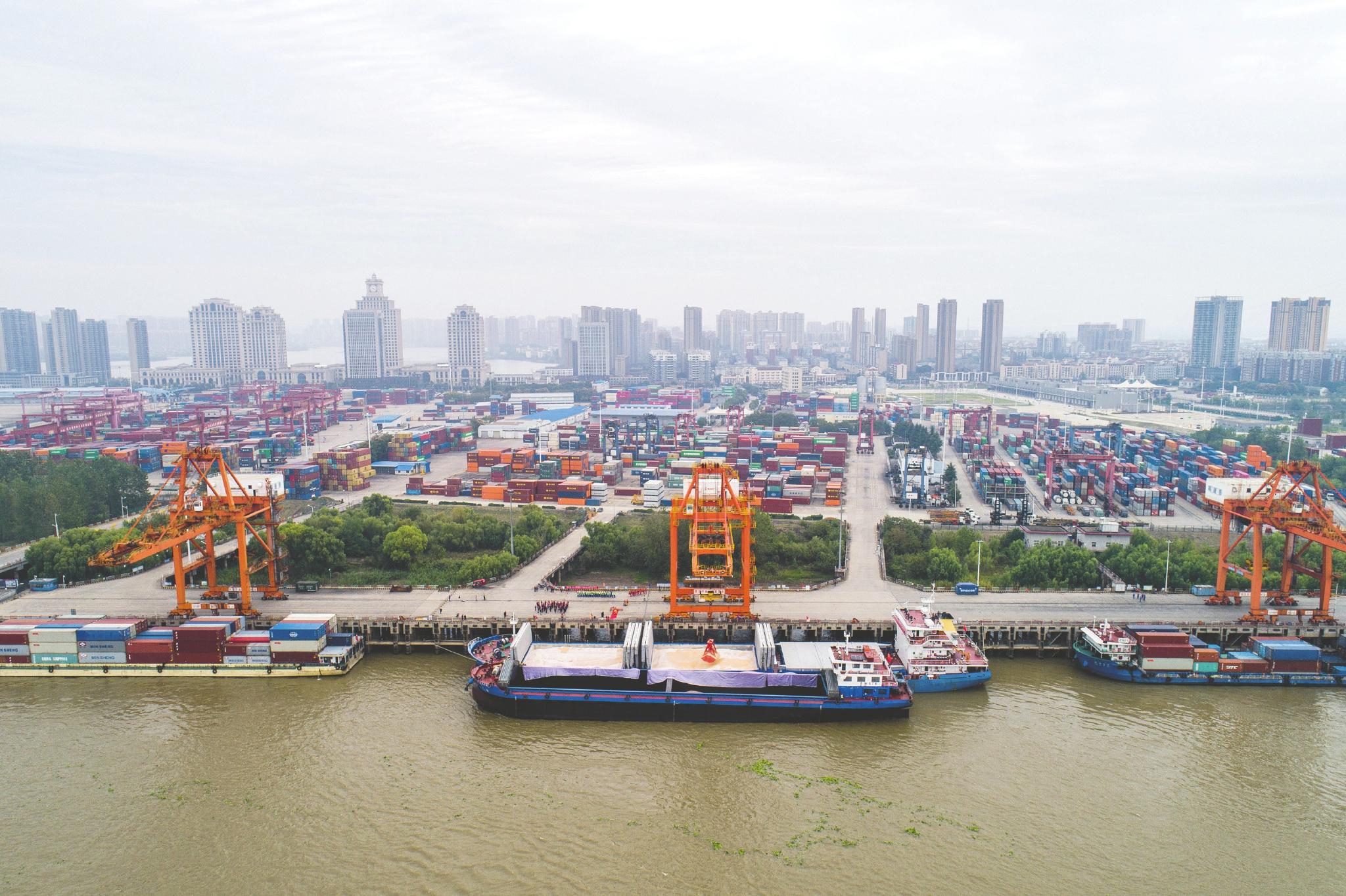 我国外储规模创6年新高。图为武汉阳逻港一期码头，武汉打通新的江海直达外贸通道 新华社图